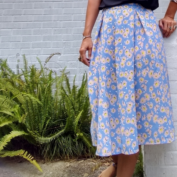 Who What Wear Dresses & Skirts - WHO WHAT WEAR SIZE 2 SKY BLUE DAISY PLEATED SKIRT